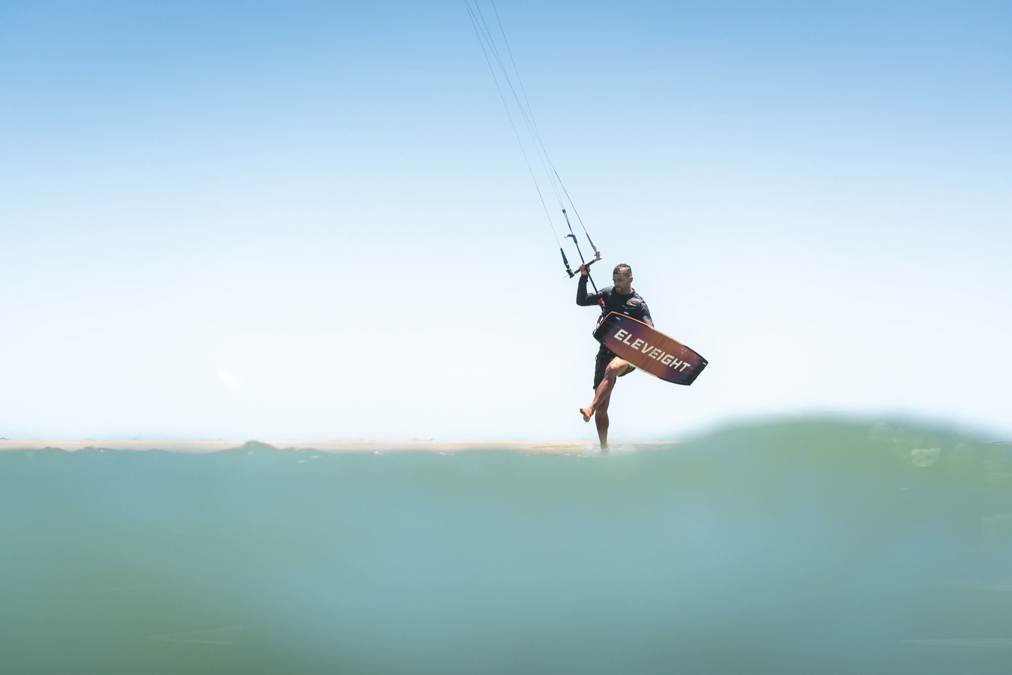 Rider en saut au-dessus de l'eau, kite hors champ