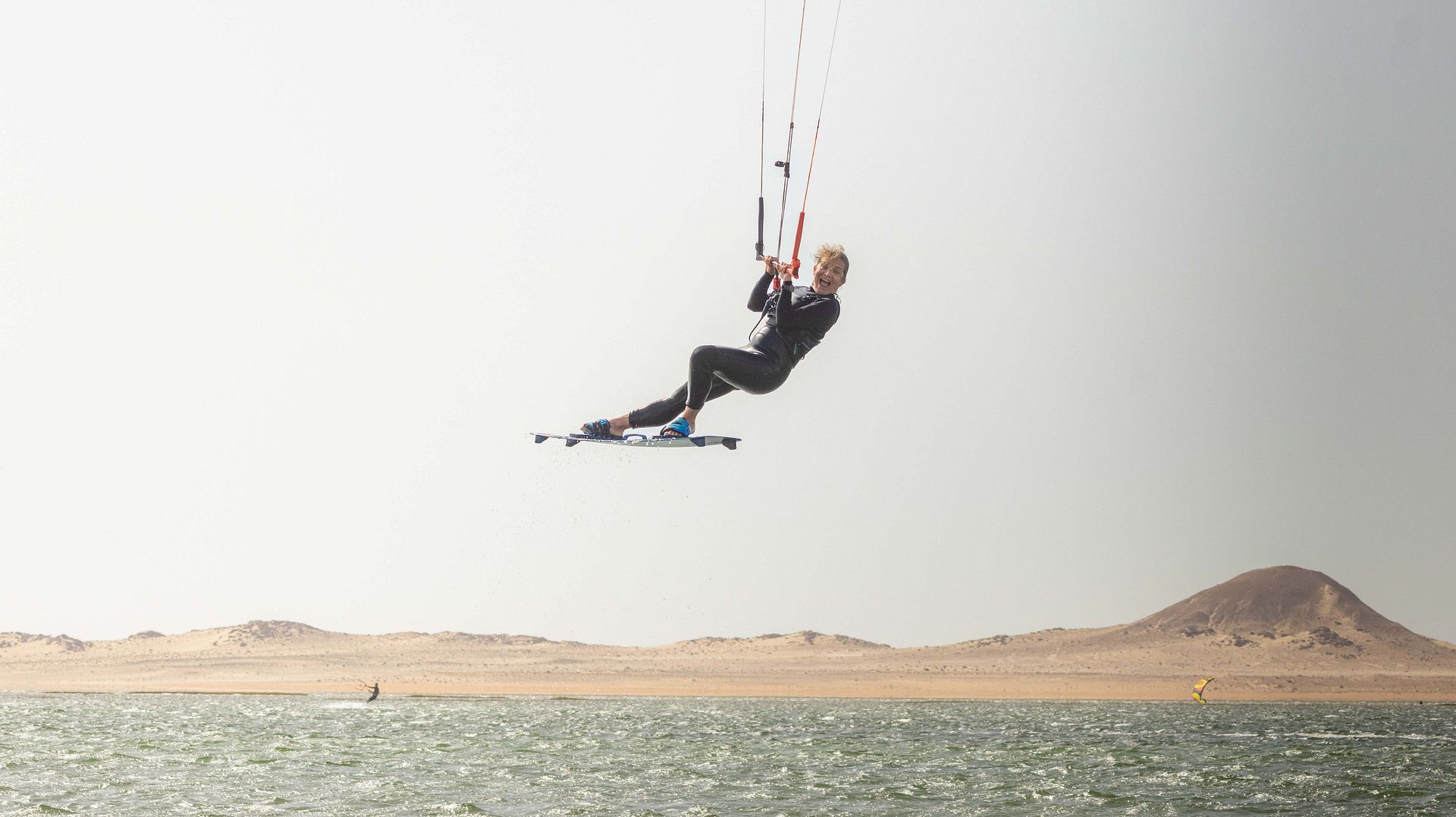 Rider en saut au-dessus de la lagune de Dakhla