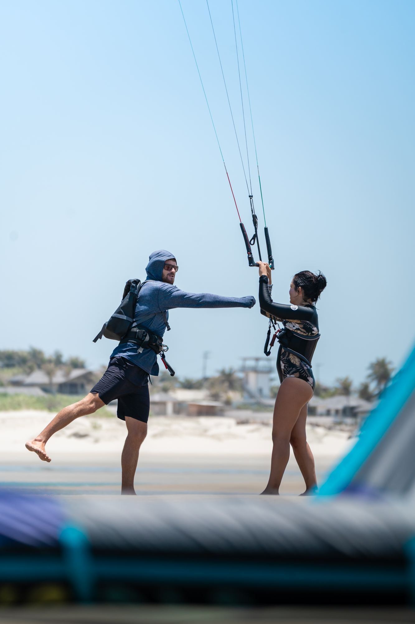Pierre en plein coaching sur la plage avec une élève