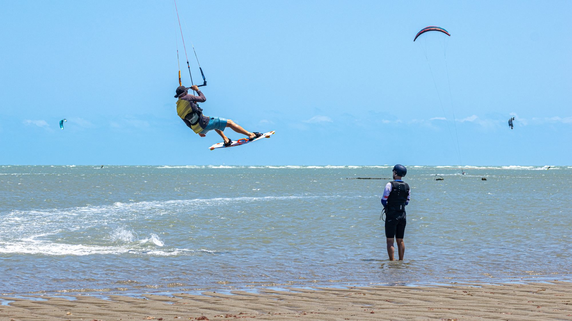Rider en saut, coach dans l'eau qui observe